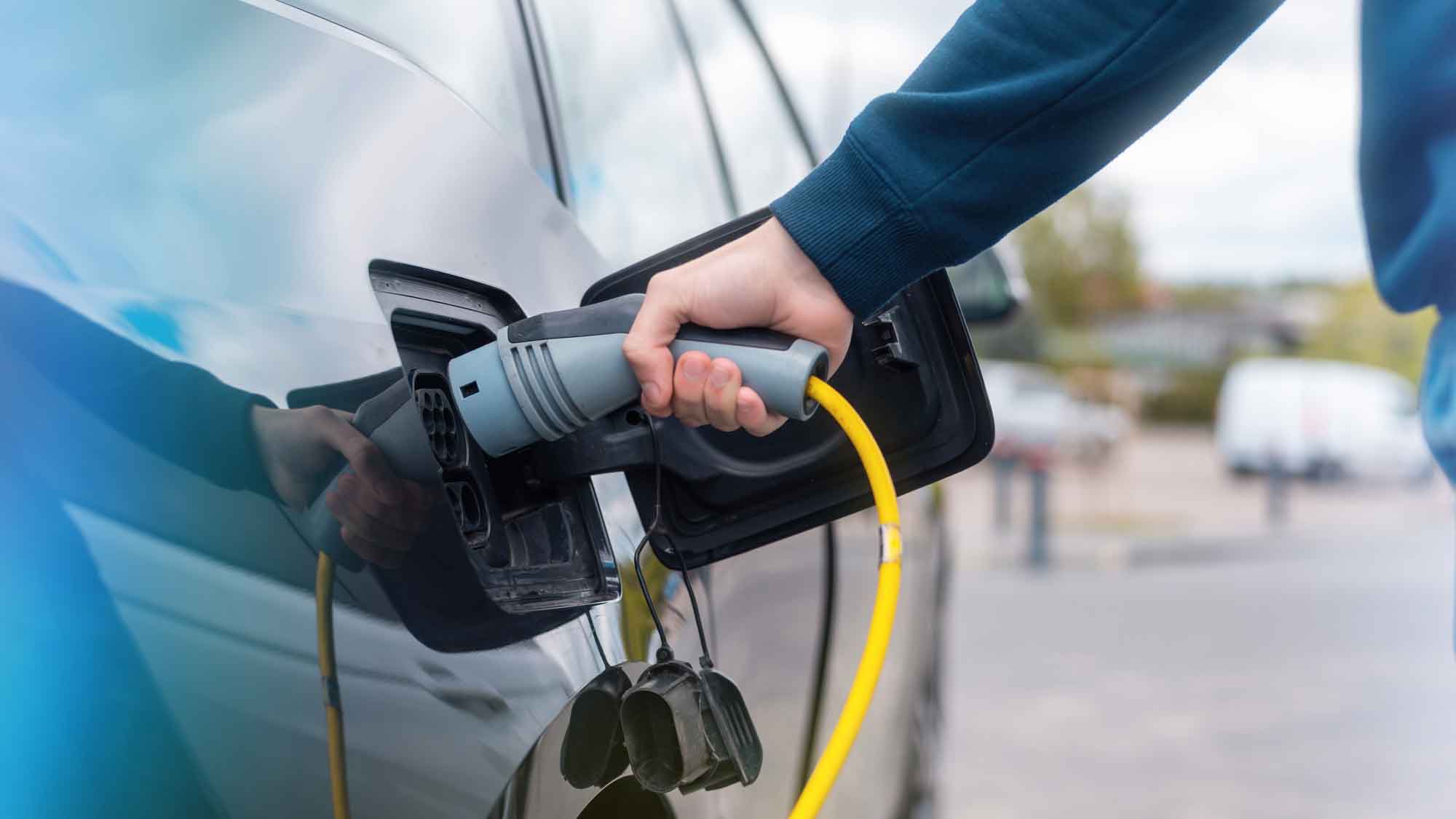 Branchement d'un véhicule électrique à une borne de recharge